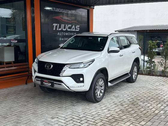 TOYOTA HILUX 2.8 D-4D TURBO DIESEL CD SRX 4X4 AUTOMÁTICO